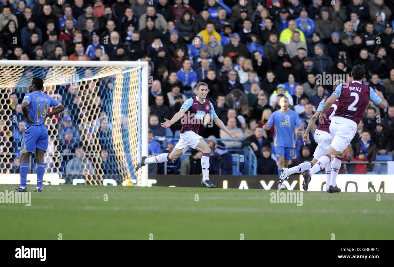 Calcio - Barclays Premier League - Portsmouth / West Ham United - Fratton Park. Il Jack Collison (centro) di West Ham United celebra il suo obiettivo di apertura dei lati del gioco Foto Stock