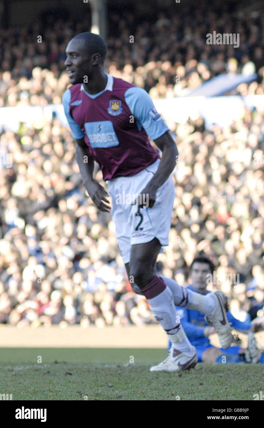 Il Carlton Cole di West Ham United segna il suo secondo gol ai lati del gioco Foto Stock