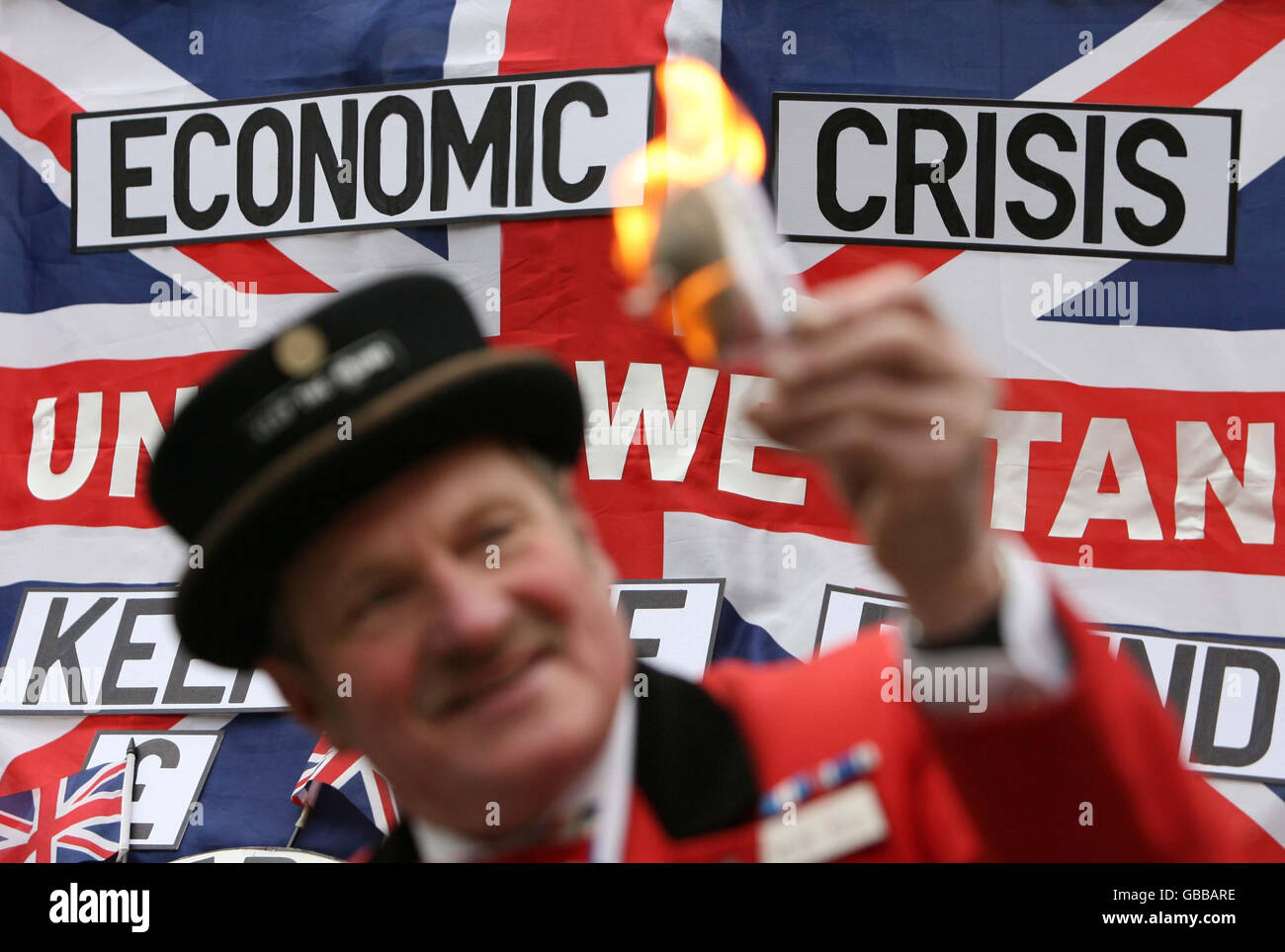Ray Egan, abiti come John Bull, brucia una banconota da dieci euro al di fuori della Banca d'Inghilterra, come parte della manifestazione anti Euro del UK Independence Party (UKIP) per celebrare il decimo anniversario della moneta unica europea. Foto Stock