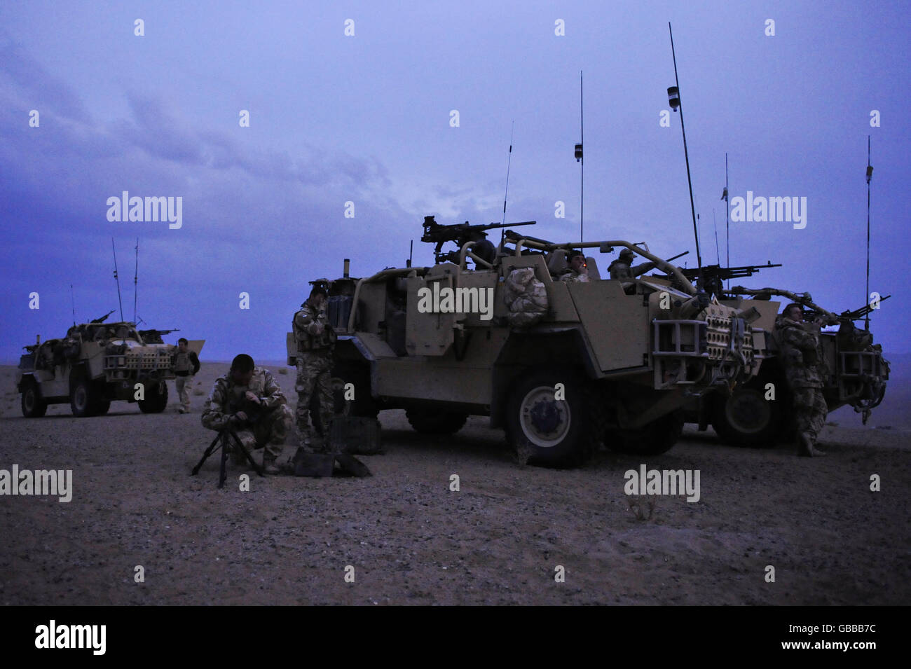 La notte si avvicina mentre il sole tramonta su una cresta nel deserto orientale dove le truppe del 1 ° le Regine Dragoon Guards hanno osservato una lotta contro gli incendi tra i talebani e l'esercito nazionale afgano nella regione di Nawa nella provincia di Helmand vicino al deserto orientale. Foto Stock
