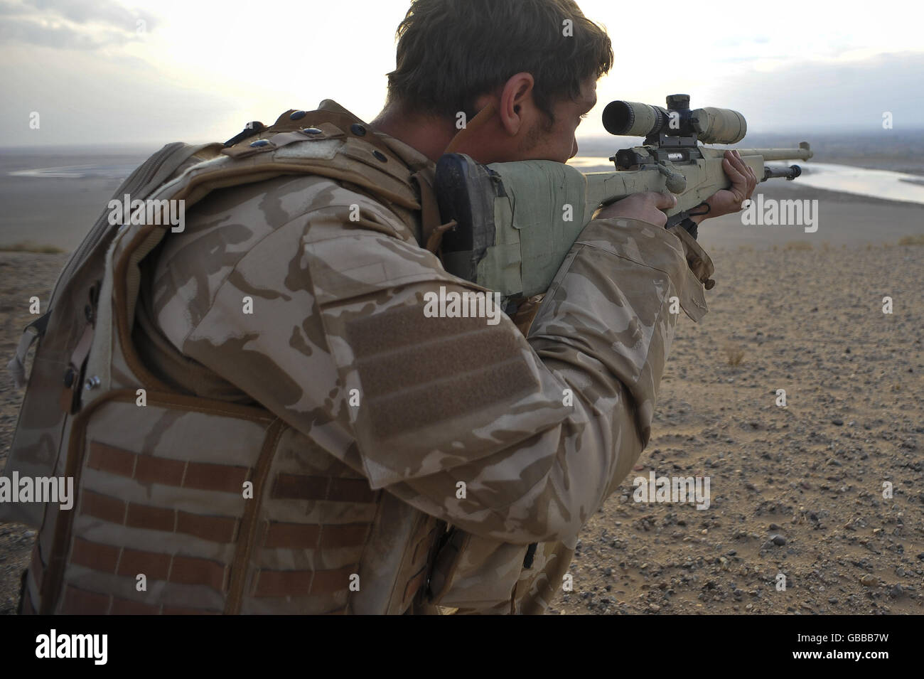 Sharpshooter Corporal Dave Dale (area ed età non date) Dal 1 ° le guardie del Dragoon Queens addestra il suo campo di applicazione sopra La regione di Nawa della provincia di Helmand come guardano e. cercare di aiutare a individuare le forze nemiche in una lotta antincendio Tra i talebani e l'esercito nazionale afgano Foto Stock