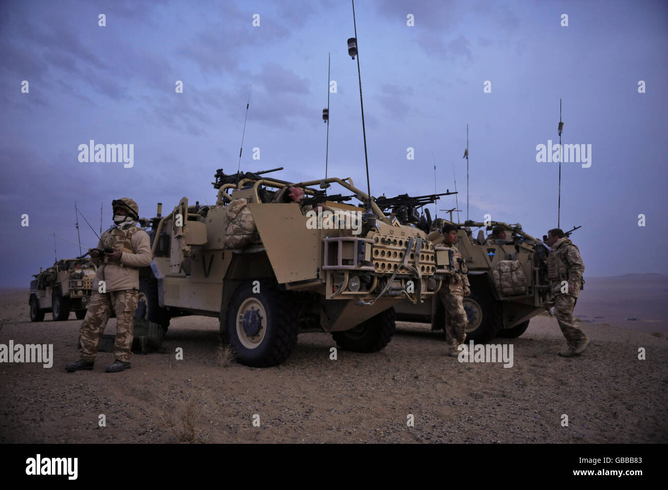 La notte si avvicina mentre il sole tramonta su una cresta nel deserto orientale dove le truppe del 1 ° le Regine Dragoon Guards hanno osservato una lotta contro gli incendi tra i talebani e l'esercito nazionale afgano nella regione di Nawa nella provincia di Helmand vicino al deserto orientale. Foto Stock