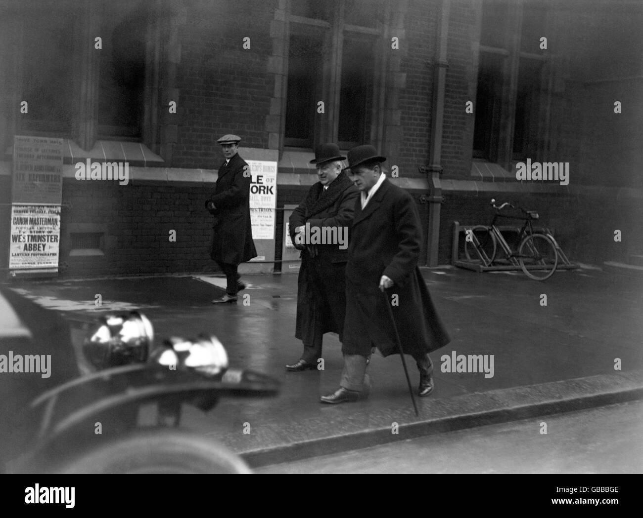 Sir Charles Matthews, il direttore dei pubblici ministeri e il noto barrister Richard Muir (centro a sinistra) che arriva al municipio di Hove per l'inchiesta. Foto Stock