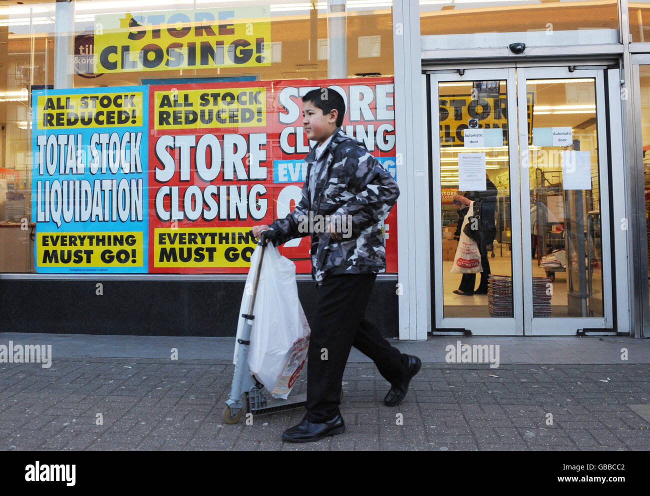 Gli acquirenti effettuano acquisti last minute presso Woolworths a Harold Hill, Essex, mentre la catena di vendita al dettaglio chiude per l'ultima volta. Foto Stock