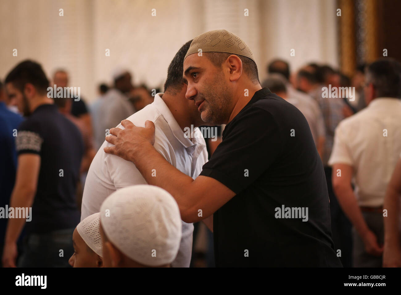 Baku in Azerbaijan. 06 Luglio, 2016. Due uomini musulmani che abbraccia ogni altro in occasione di Eid Ul-Fitr. I musulmani in Azerbaigian celebrare l'Eid al-Fitr che segna la fine del santo mese di digiuno del Ramadan. Credito: Aziz Karimov/Pacific Press/Alamy Live News Foto Stock