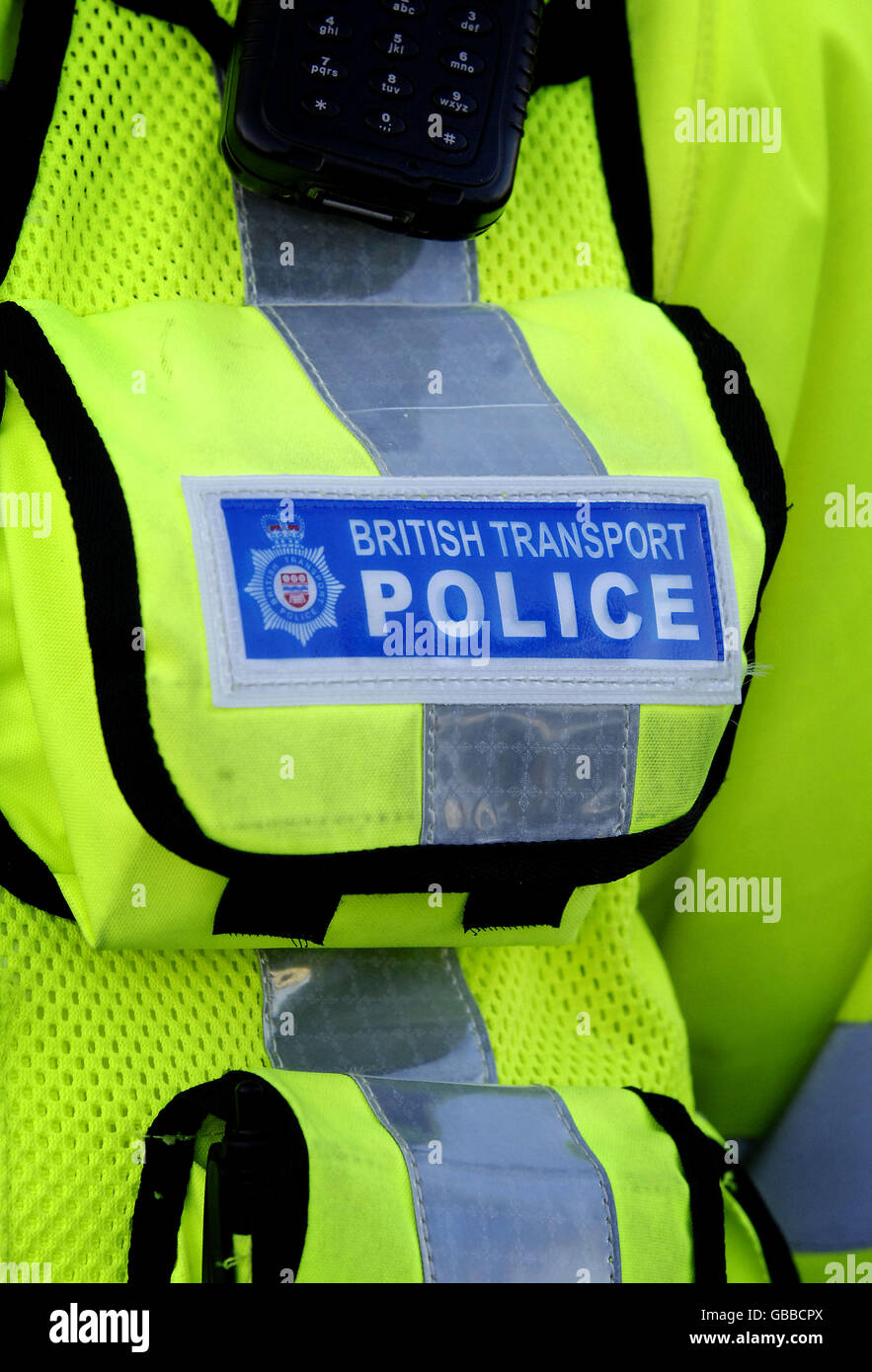 Un ufficiale della polizia dei trasporti britannici alla stazione ferroviaria di Bromley South nella Greater London. Foto Stock