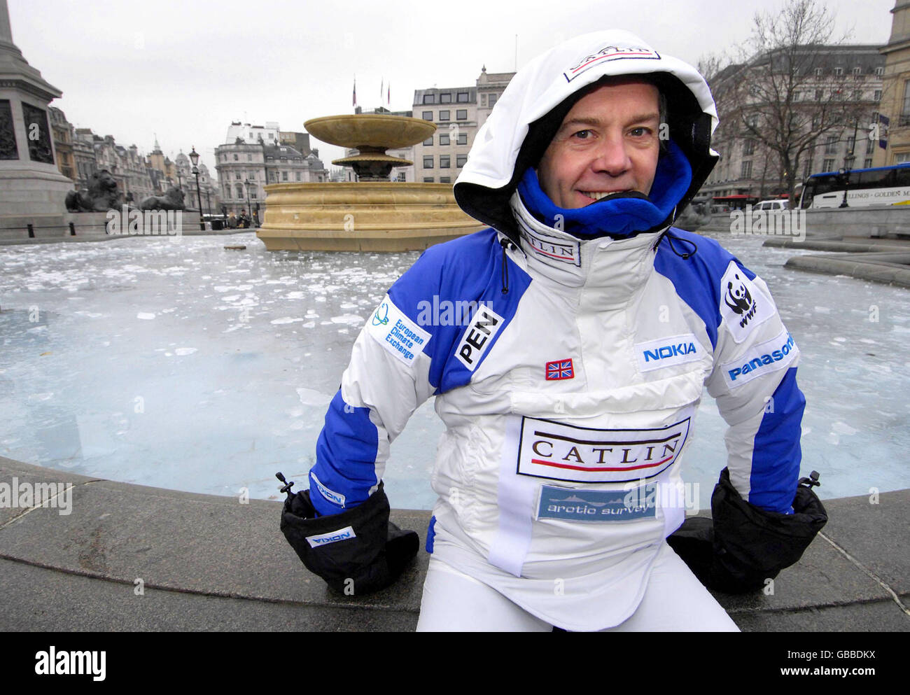 Artic explorer Pen Hadow in Trafalgar Square di Londra prima della sua ultima spedizione nell'Artico con il Catlin Arctic Survey per raccogliere dati scientifici precedentemente non registrati sul continente. La fontana e l'acqua circostante in Trafalgar Square si sono congelate a causa delle temperature gelide. Foto Stock