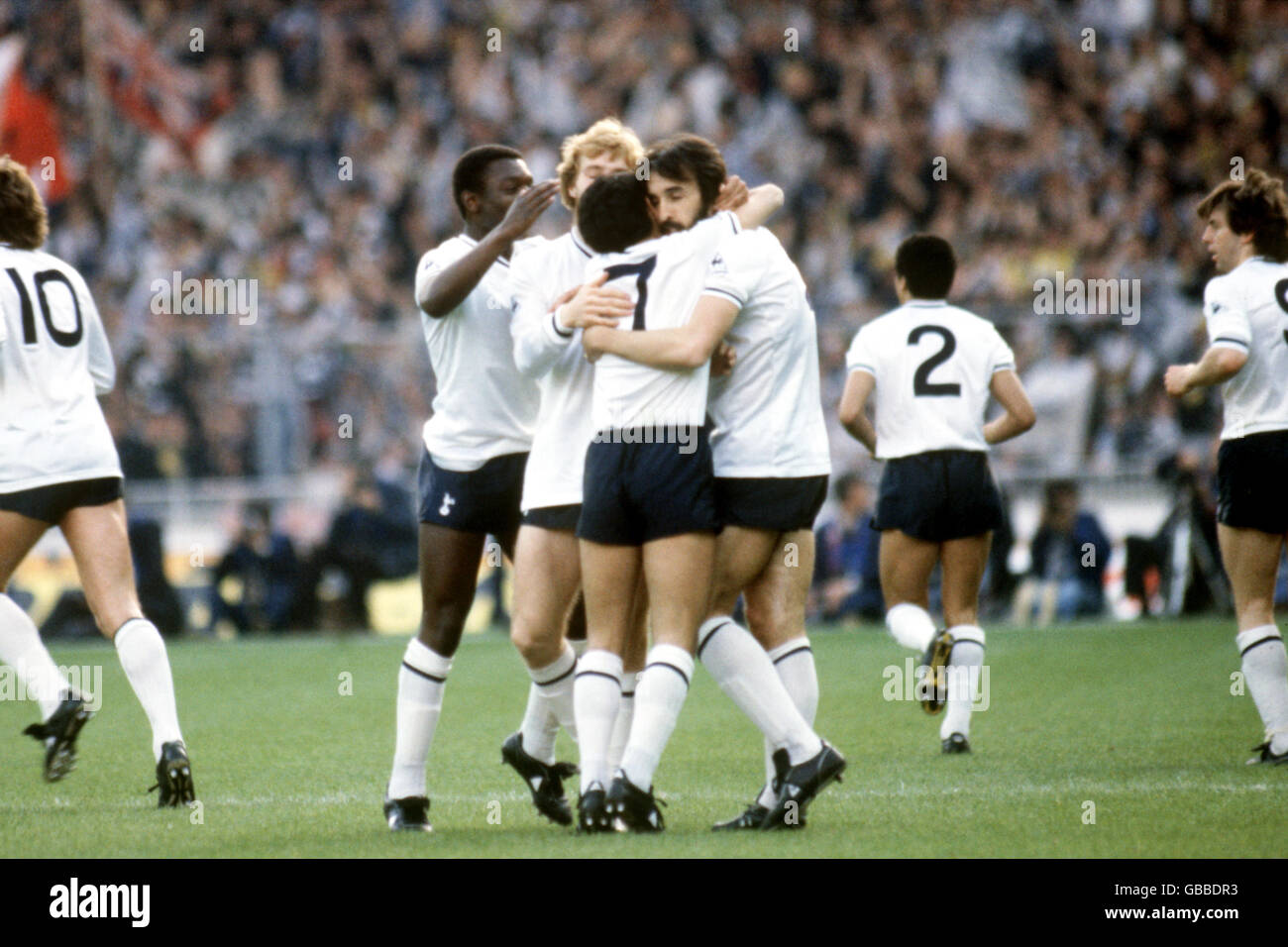 Ricardo Villa di Tottenham Hotspur (r) celebra il traguardo di apertura con i compagni di squadra Osvaldo Ardiles (seconda r), Steve Archibald (seconda l) e Garth Crooks (l) Foto Stock