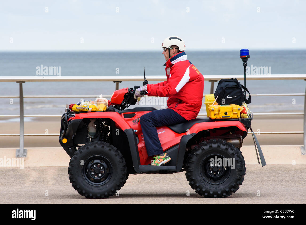 Bagnino alla guida di una pattuglia di spiaggia quad bike lungo la Promenade di Blackpool, Lancashire, Regno Unito Foto Stock