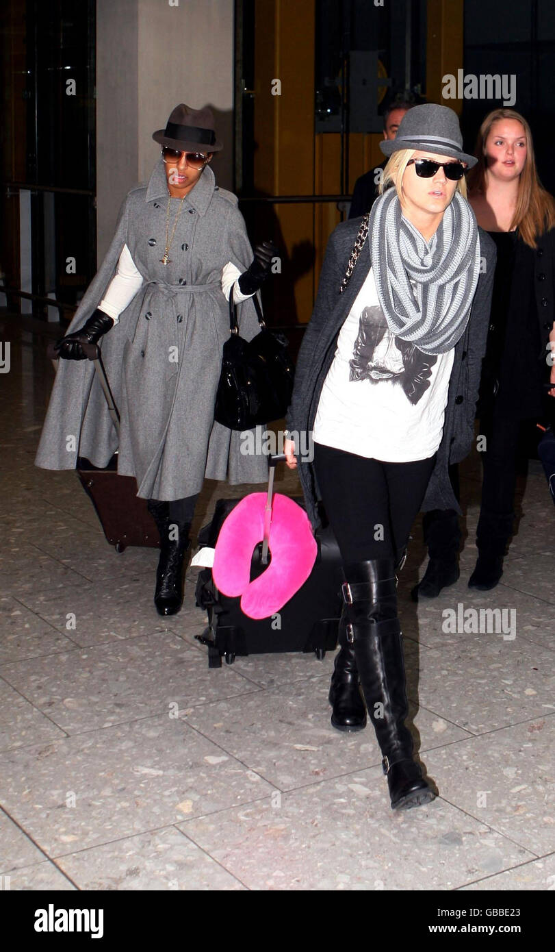 Melody Thornton e Ashley Roberts (in primo piano) dalle bambole Pussycat camminano attraverso il Terminal 5 dell'aeroporto di Heathrow quando le bambole Pussycat arrivano per il loro tour nel Regno Unito. Foto Stock