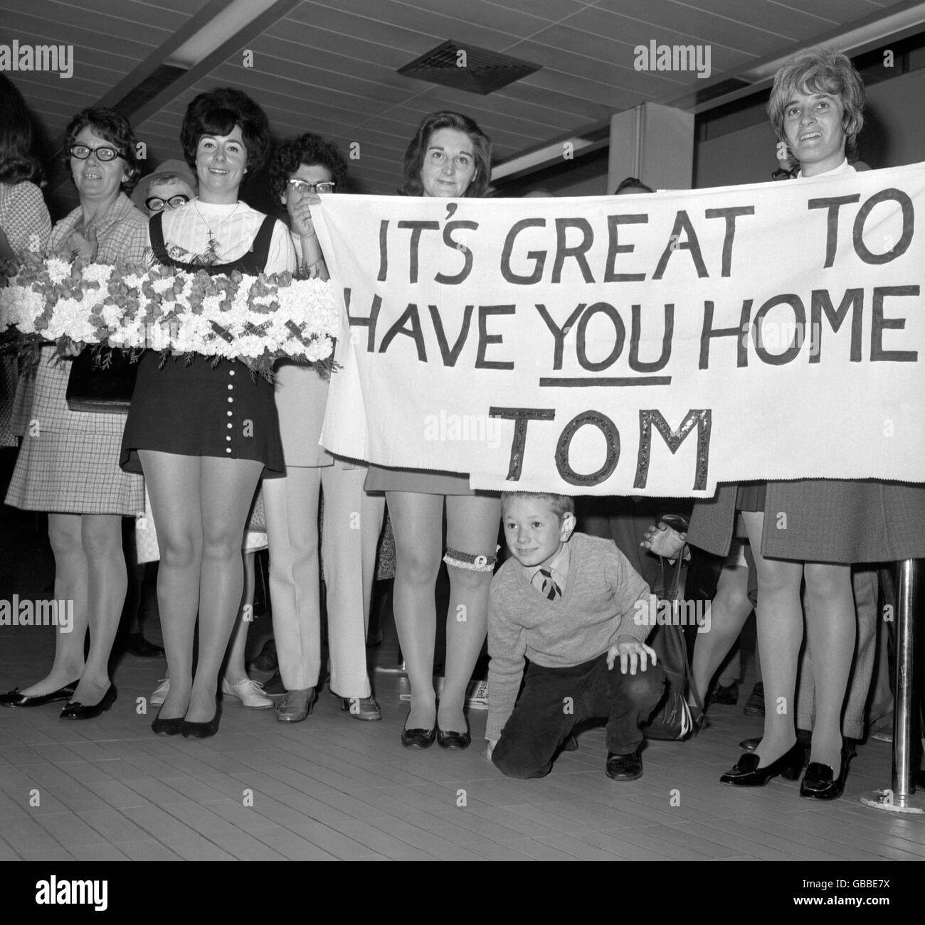 Striscioni che hanno salutato Tom Jones quando è tornato da un tour di sette mesi in America. Foto Stock