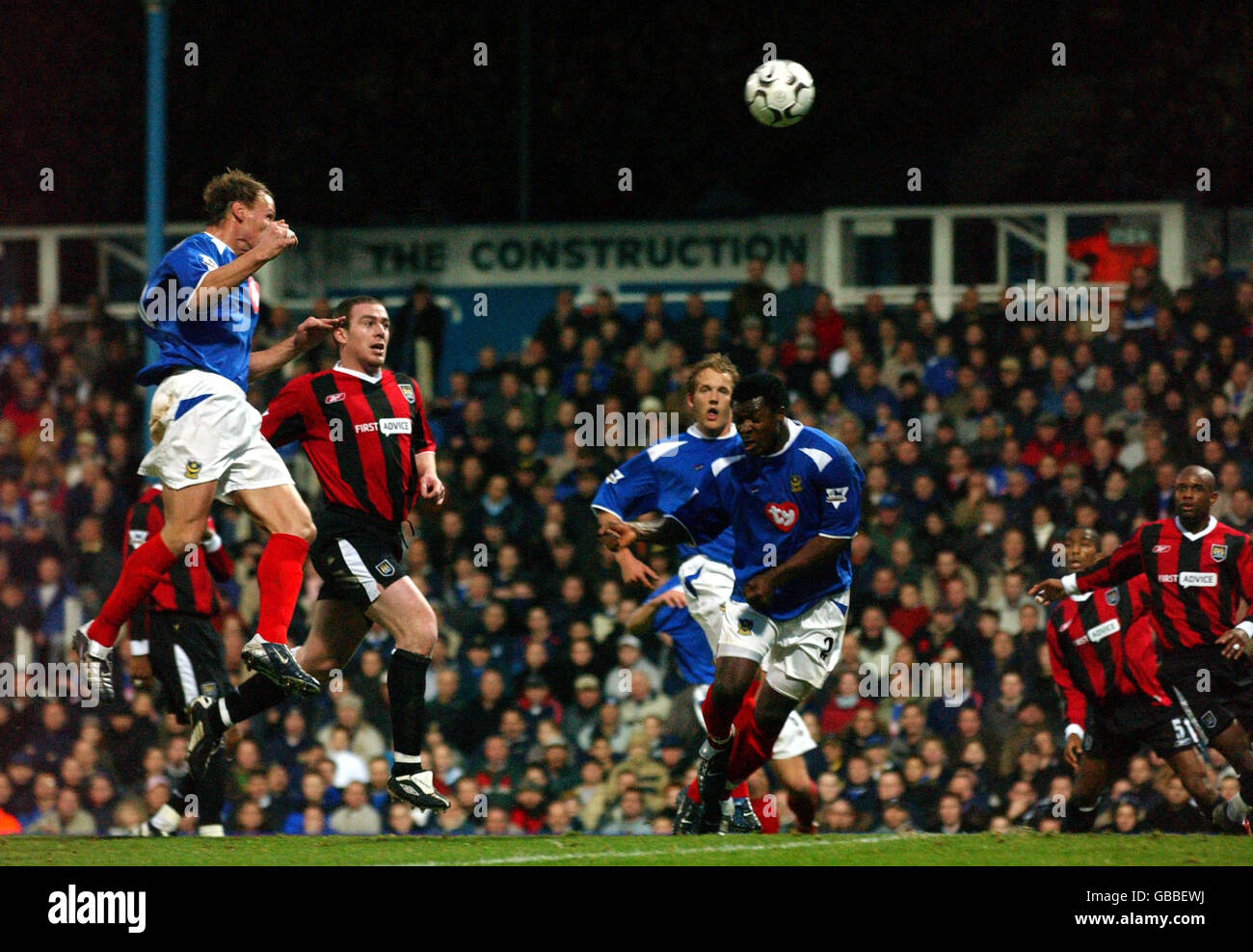 Calcio - fa Barclaycard Premiership - Portsmouth / Manchester City. Teddy Sheringham (l) di Portsmouth segna per mettere la sua squadra 3-2 contro Manchester City Foto Stock