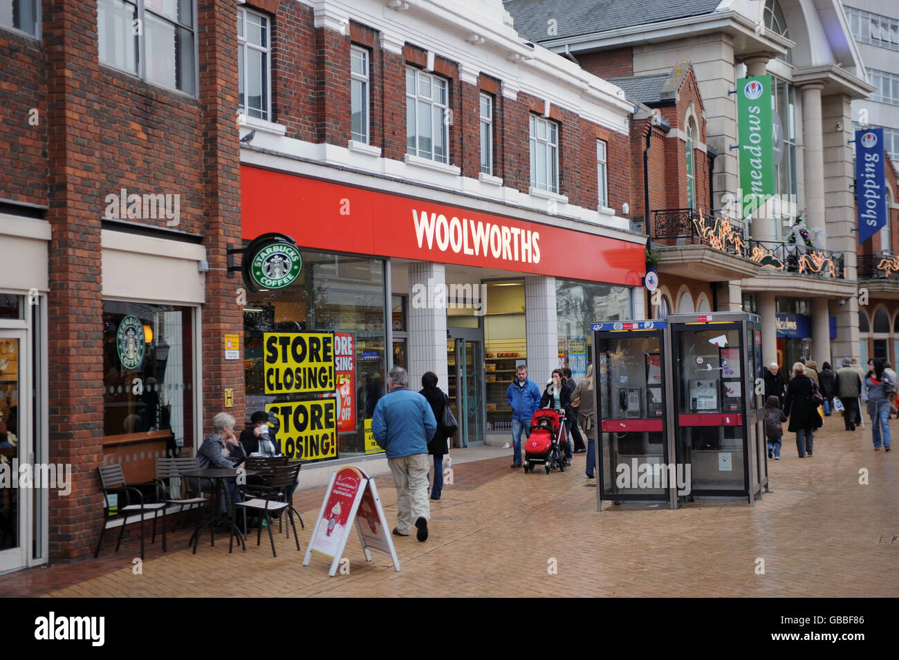 La filiale di Chelmsford High St dei rivenditori Woolworths, che è nelle ultime due settimane di negoziazione. Lunedì 5 gennaio segnerà l'ultima volta che il marchio Woolworths commercierà dai suoi più di 800 negozi sotto il vento di essere guidato dagli amministratori Deloitte. Foto Stock