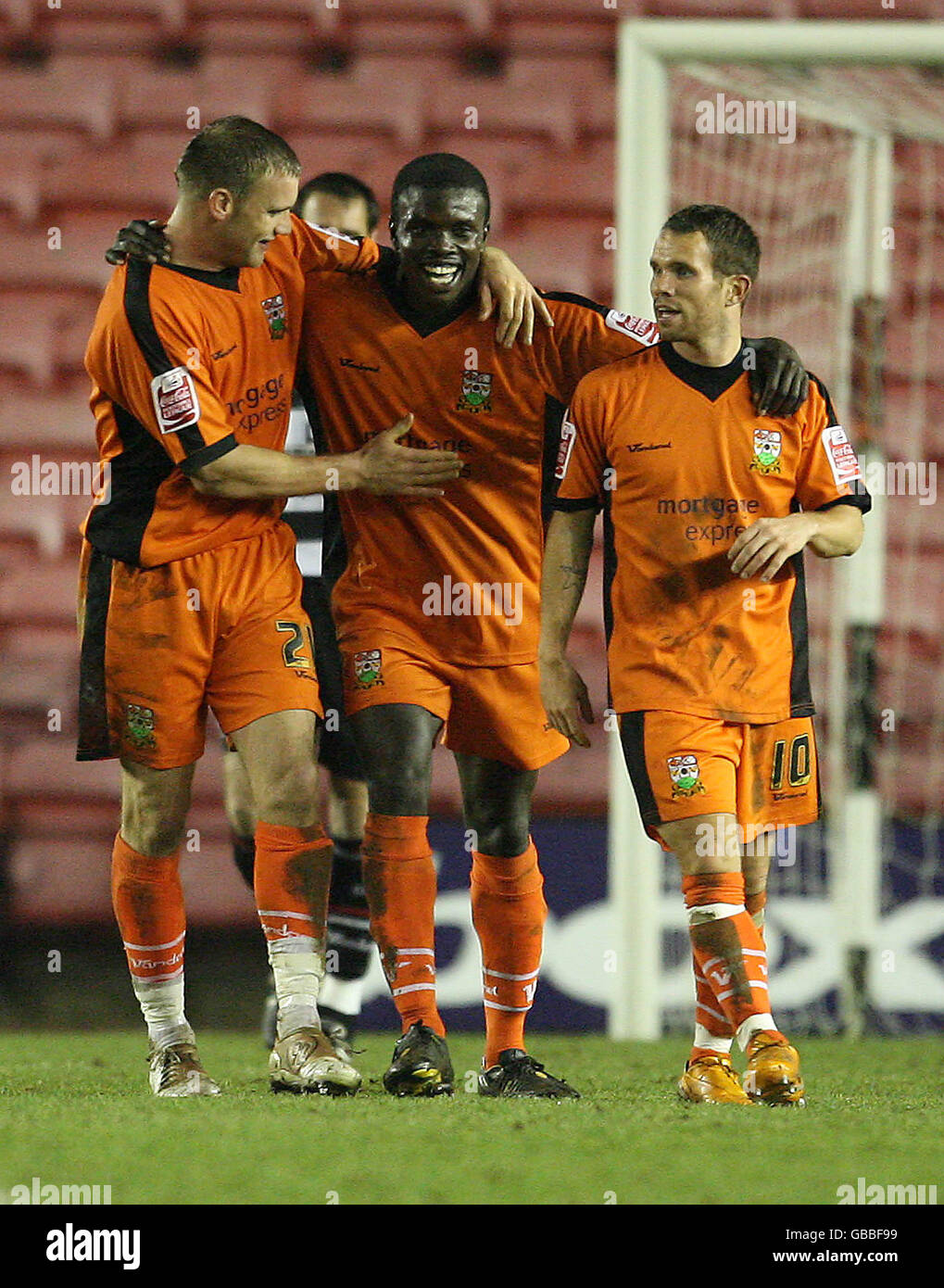 Il Barnet's Ismail Yakubu (centro) si congratula per aver segnato il secondo obiettivo del gioco di Barnet durante la partita della Coca-Cola League Two alla Darlington Arena di Darlington. Foto Stock