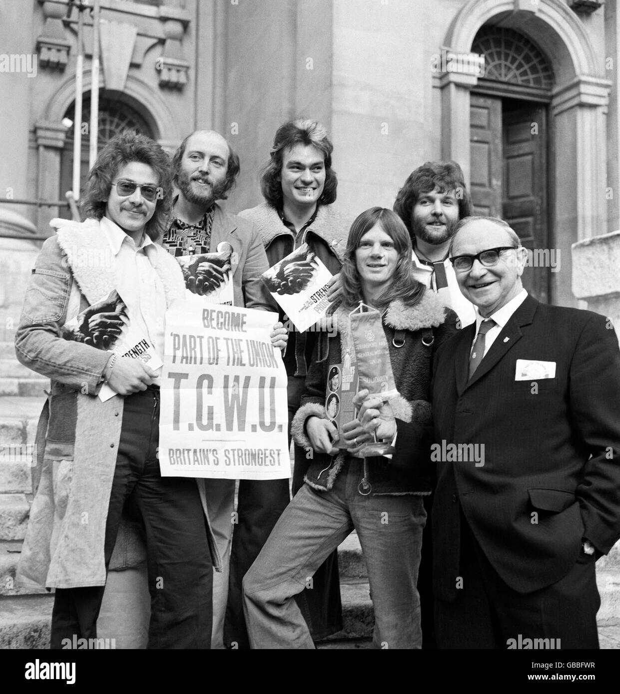Il gruppo pop di Strawbs il cui disco "parte dell'Unione" è ora il n. 2 nelle tabelle, specificare l'Unione dei Trasporti e dei lavoratori generali. Da sinistra, John Ford, Richard Hudson, Dave Lambert, Blue Weaver, Dave Cousins e Jack Jones, segretario generale del T&GWU. Foto Stock