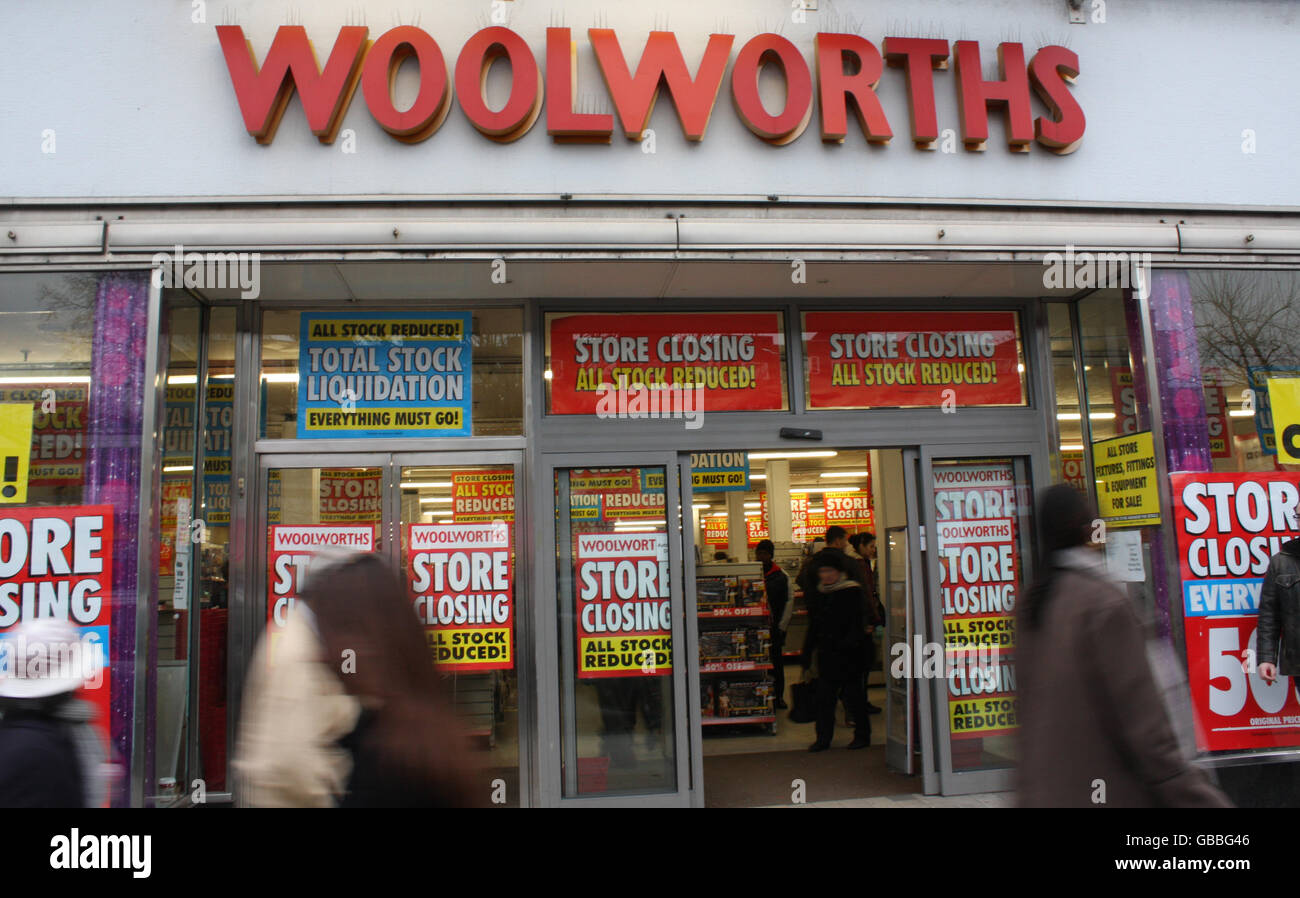 Un negozio Woolworths sulla Kilburn High Road, Kilburn, Londra, prima della sua chiusura finale. Foto Stock