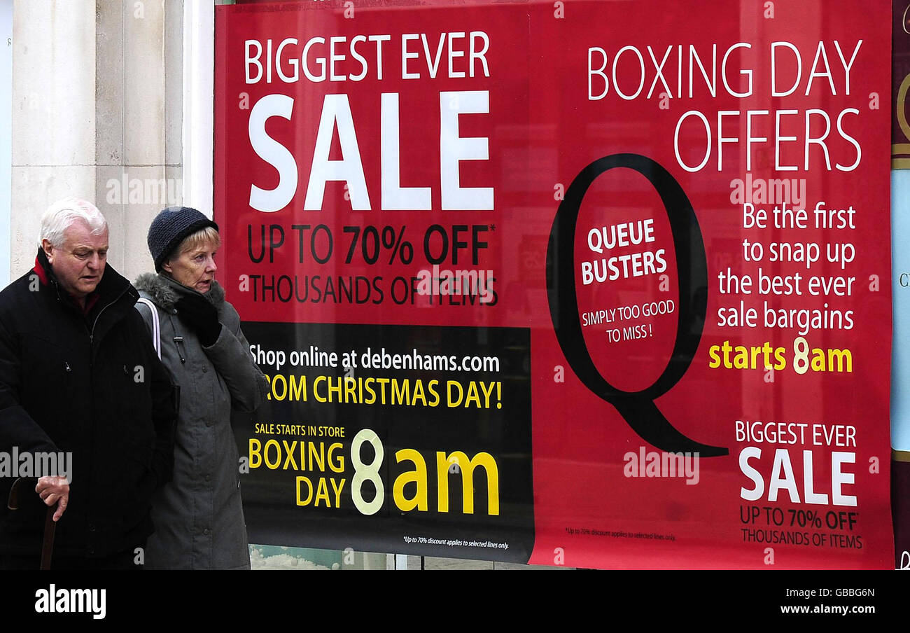 I cartelli di vendita del giorno di Santo Stefano vengono pubblicizzati presso un negozio Debenhams di York. Foto Stock