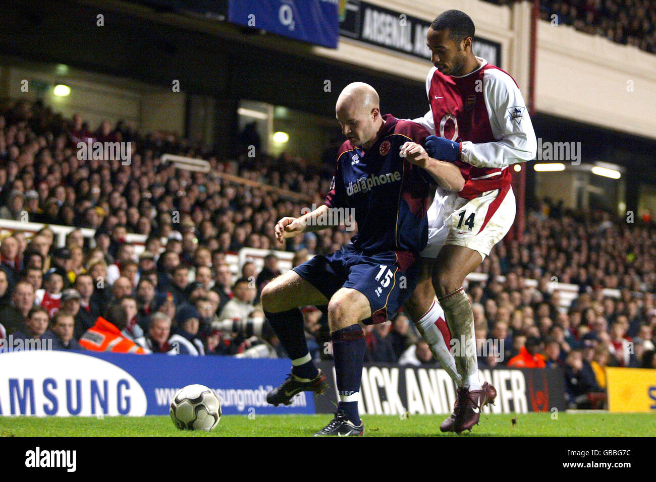 Danny Mills (l) di Middlesbrough protegge la palla da Thierry di Arsenal Enrico Foto Stock