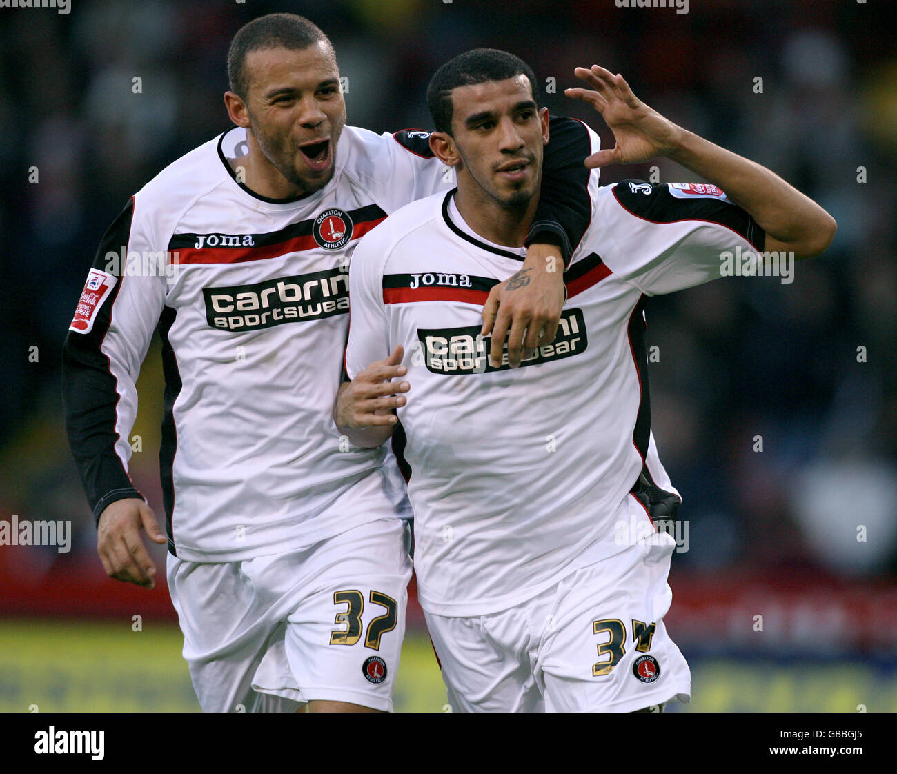 Hameur Bouazza di Charlton Athletic celebra il suo obiettivo con il compagno di squadra Deon Burton (a sinistra) durante la partita del Coca-Cola Championship a Bramall Lane, Sheffield. Foto Stock