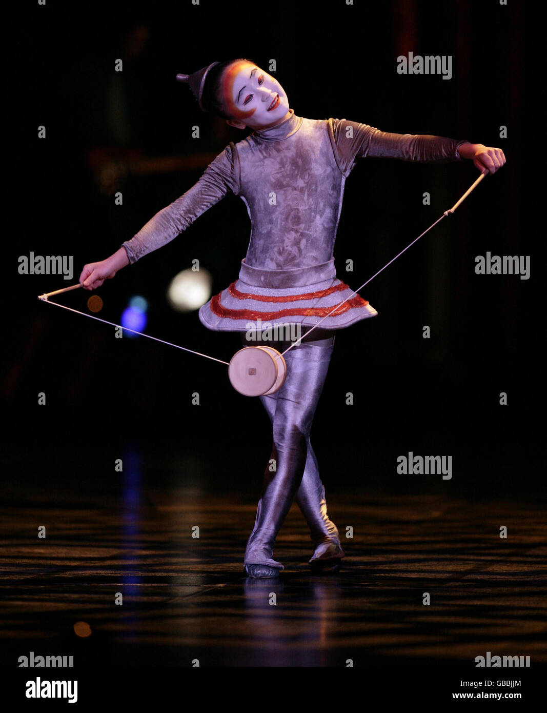 Artisti del Cirque du Soleil sul palco durante la serata stampa del "quidam" del Cirque du Soleil, presso la Royal Albert Hall nella parte ovest di Londra. Foto Stock