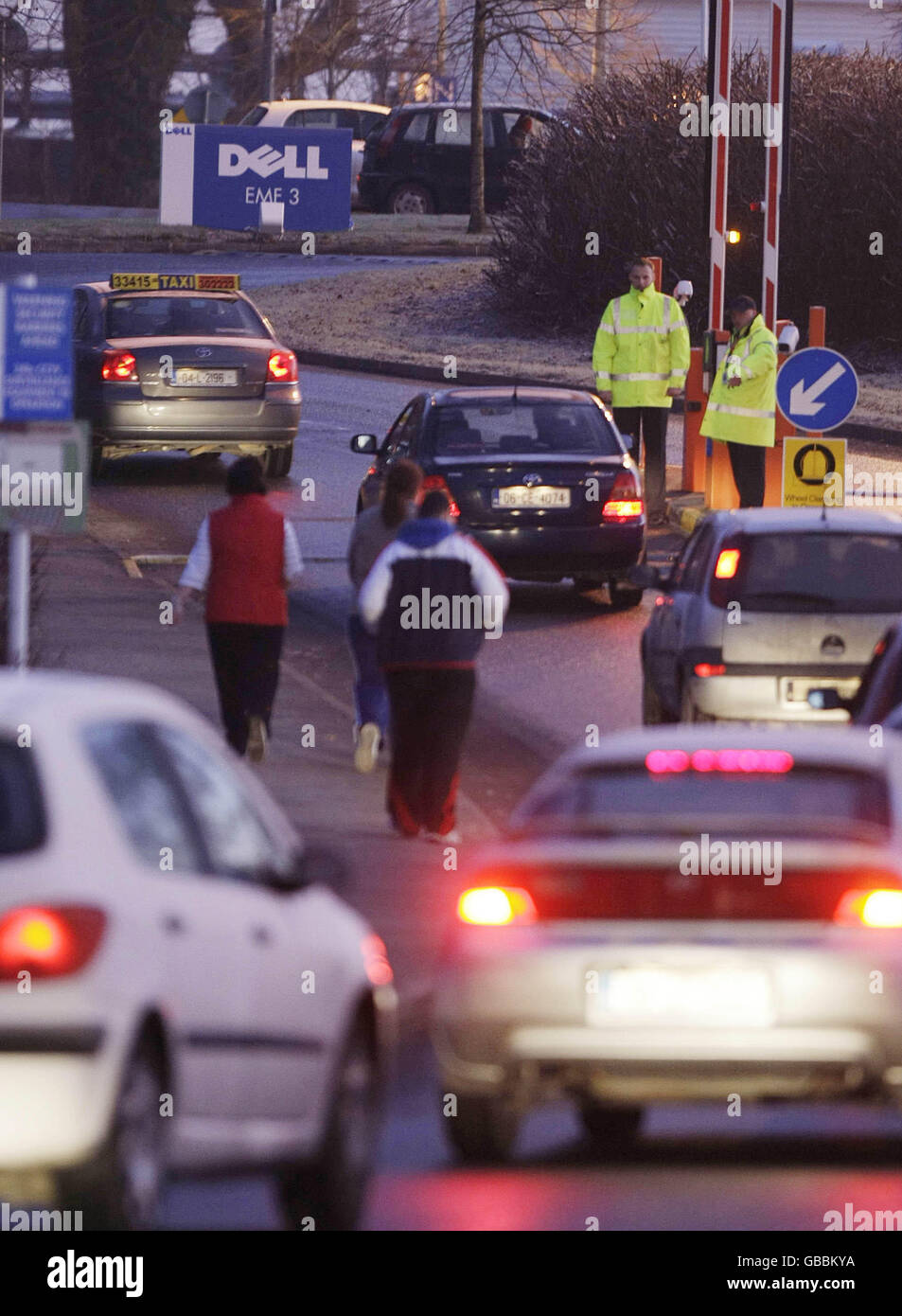 I dipendenti del colosso informatico Dell arrivano per lavoro nello stabilimento di Raheen, Co Limerick. Si prevede che i lavoratori impareranno il loro destino mentre i dirigenti senior li informeranno sul futuro dello stabilimento di Limerick. Foto Stock