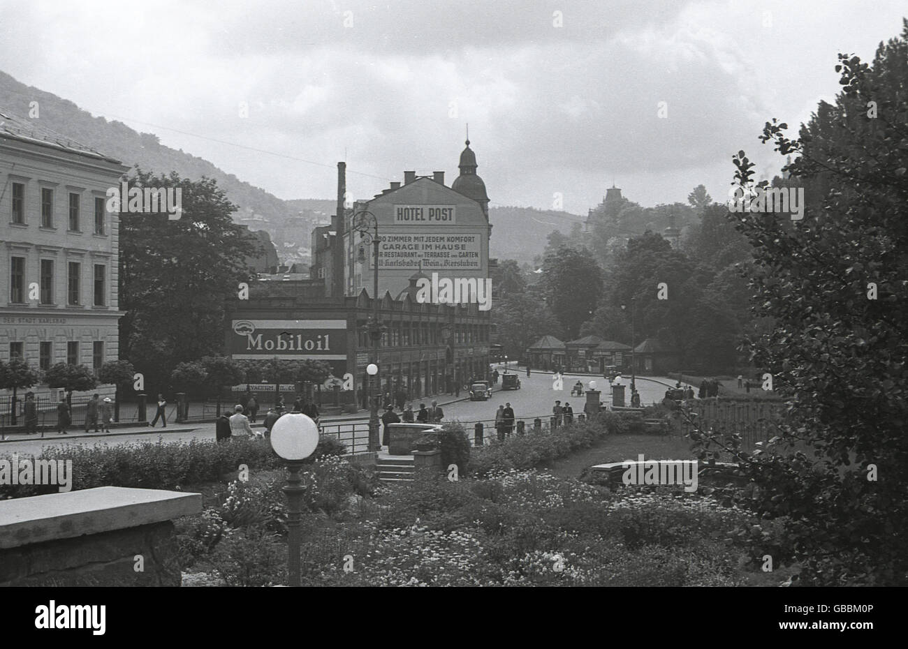 1930s, vista storica di Karlsbad o Karlovy Vary, nel Sudetenland, in pre-WW11 Cecoslovacchia. Hotel Post in centro e il municipio sulla sinistra. Foto Stock