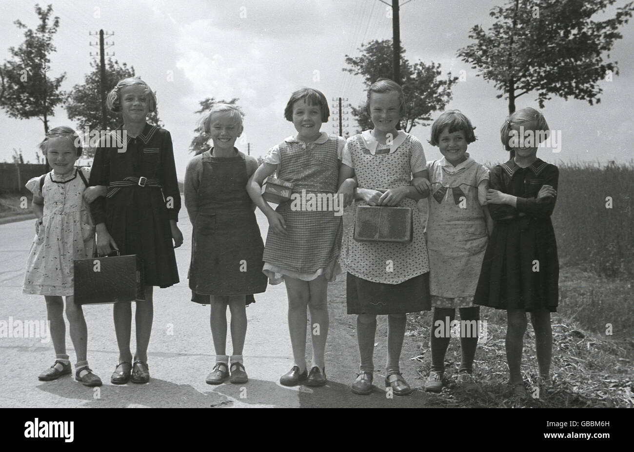 1930s, storico, un gruppo di giovani ragazze che stanno insieme per una foto vicino Cheb (Eger) nel Sudetenland, in pre-ww11 Cecoslovacchia. Foto Stock