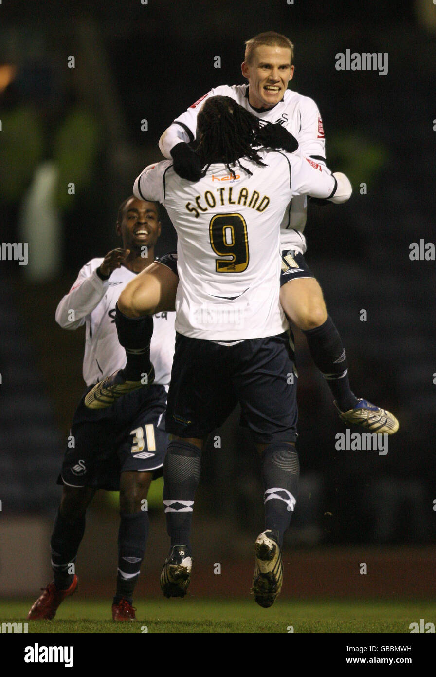 Jason Scotland, il gol score di Swansea City, festeggia il suo secondo gol durante la partita del Coca-Cola Championship a Turf Moor, Burnley. Foto Stock