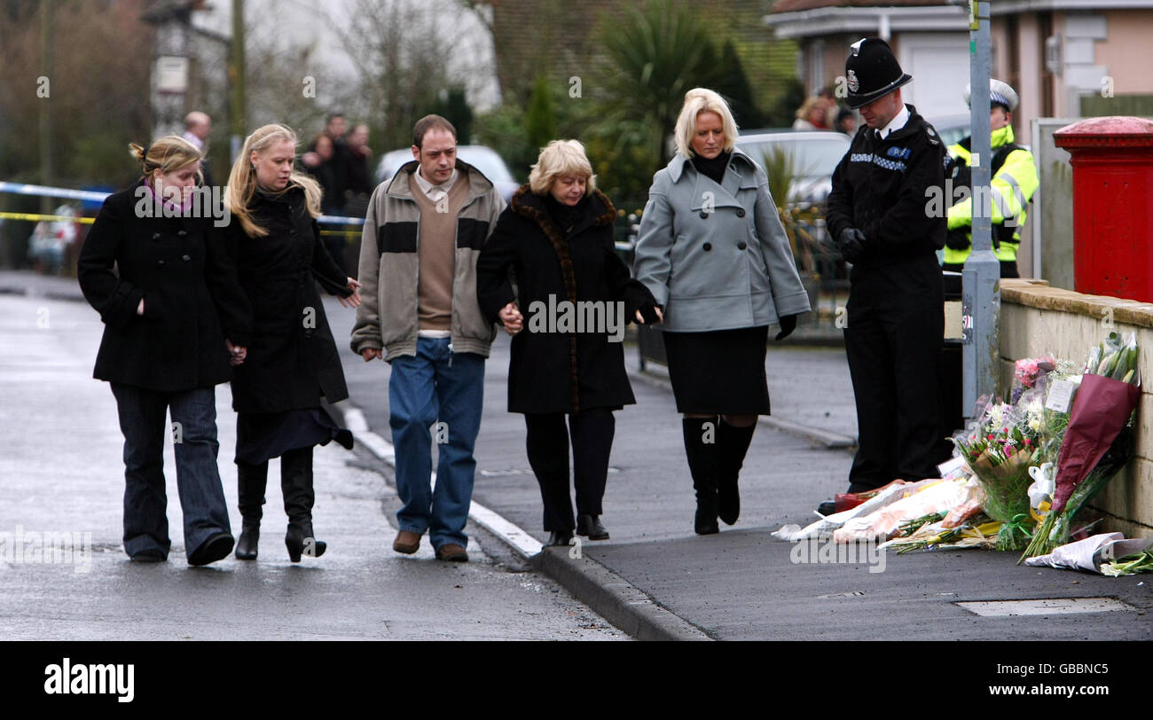 La famiglia di Craig Hodson-Walker cammina da un servizio di chiesa nel villaggio di Fairfield. Judy Hodson-Walker (seconda a destra), James Hodson-Walker (centro), Lisa Bundy, la ragazza di Craig (sinistra) e gli ufficiali di collegamento della polizia Stephe Dyer (destra) e Jo Bills (seconda a sinistra). Foto Stock