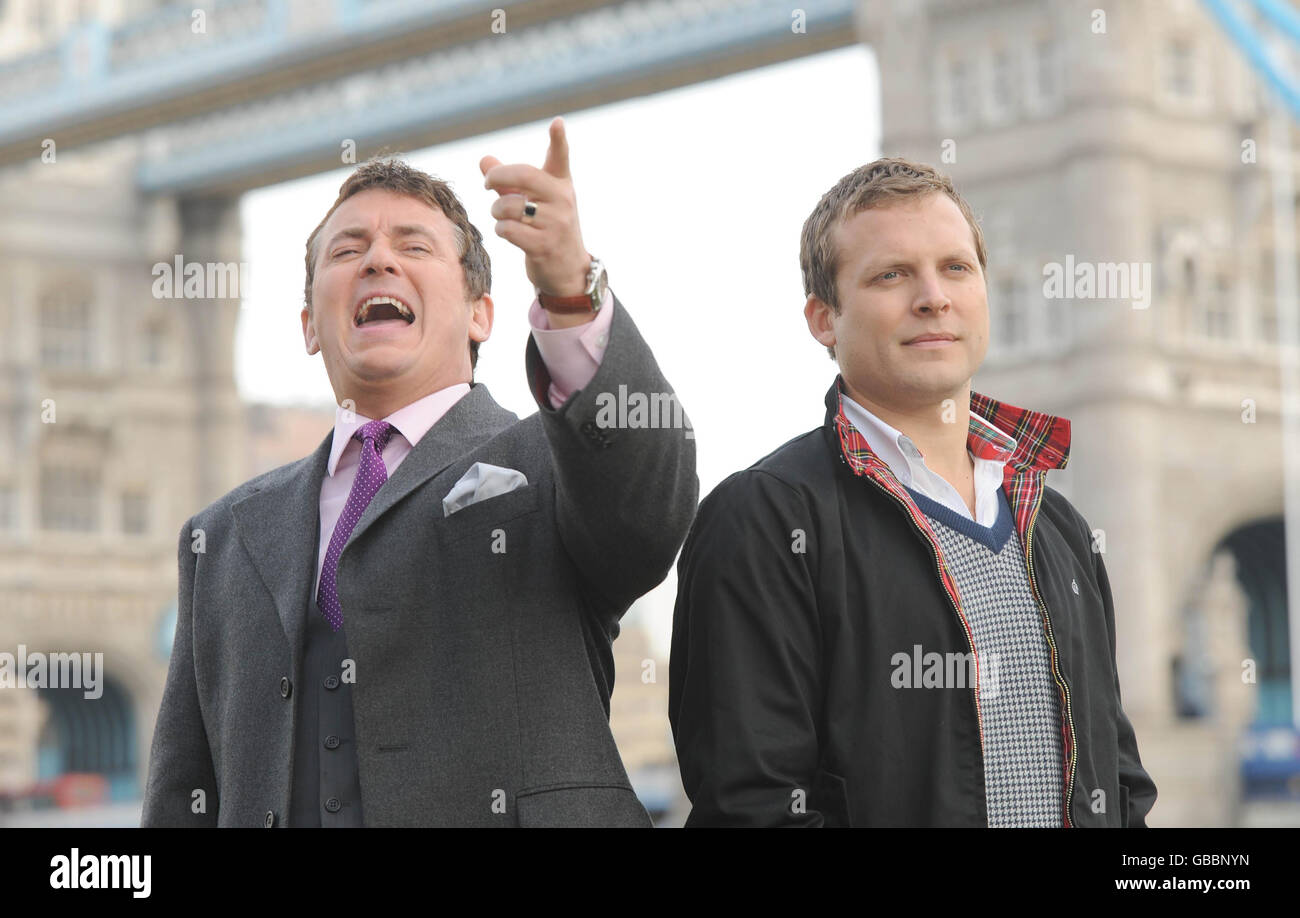 (Sinistra-destra) Shane Richie, che interpreta Archie, e Lex Shrapnel, che interpreta Jamie, sono visti a una fotocellula per la nuova serie Channel 5 del celebre dramma degli anni '80, Minder, al Tower Bridge di Londra. Foto Stock