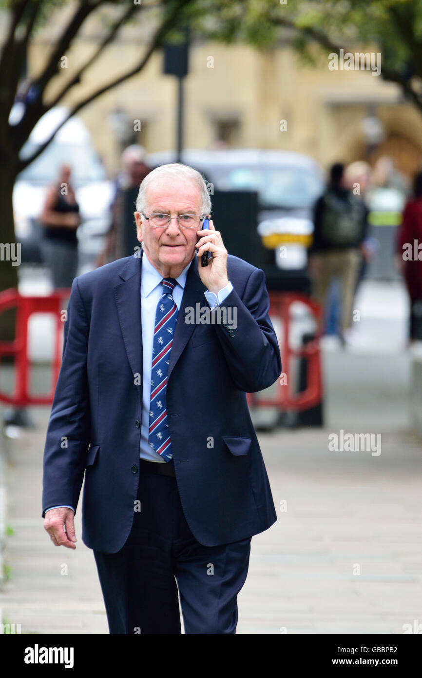 Sir Roger Gale MP (conservatore: Nord Thanet) su College Green, Westminster, Giugno 2016 Foto Stock