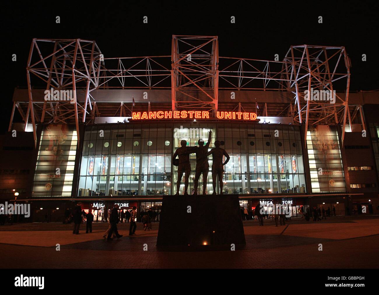 Calcio - Barclays Premier League - Manchester United contro Wigan Athletic - Old Trafford. Vista generale di Old Trafford dall'esterno di notte Foto Stock