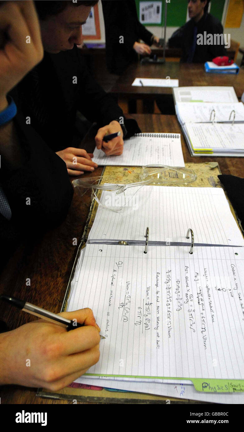 Anno 12 studenti durante la lezione di fisica alla scuola superiore del paese, Lawrence Sheriff School di Rugby, dopo che le tabelle di campionato per le scuole inglesi sono state rilasciate oggi. Foto Stock