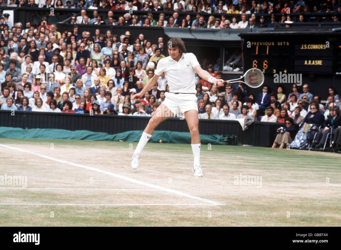 Tennis - Campionati di Wimbledon - Singles - finale - Arthur Ashe contro Jimmy Connors. Jimmy Connors in azione. Foto Stock