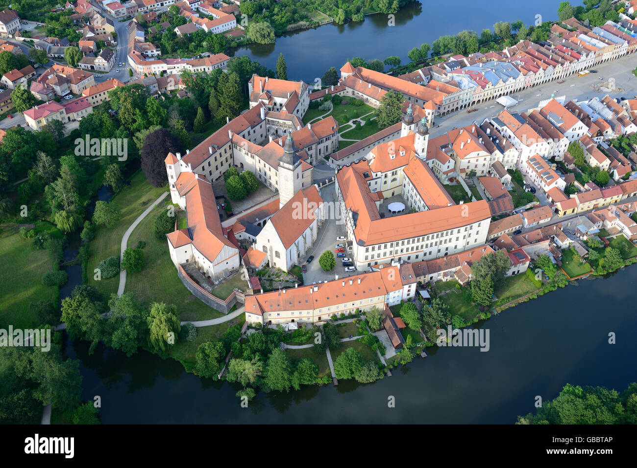 VISTA AEREA. Città medievale con una notevole architettura, patrimonio dell'umanità dell'UNESCO. Telč, Distretto di Jihlava, Moravia, Repubblica Ceca. Foto Stock