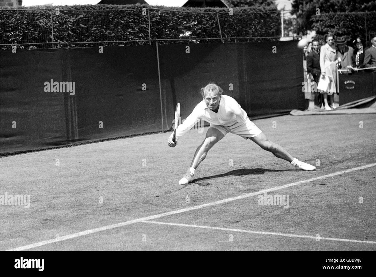 Hans Redl si allunga per restituire la palla - ha perso Il suo braccio durante la seconda guerra mondiale, ma continuò a giocare e raggiunse il ultimi 16 nei 1947 singoli uomini Foto Stock