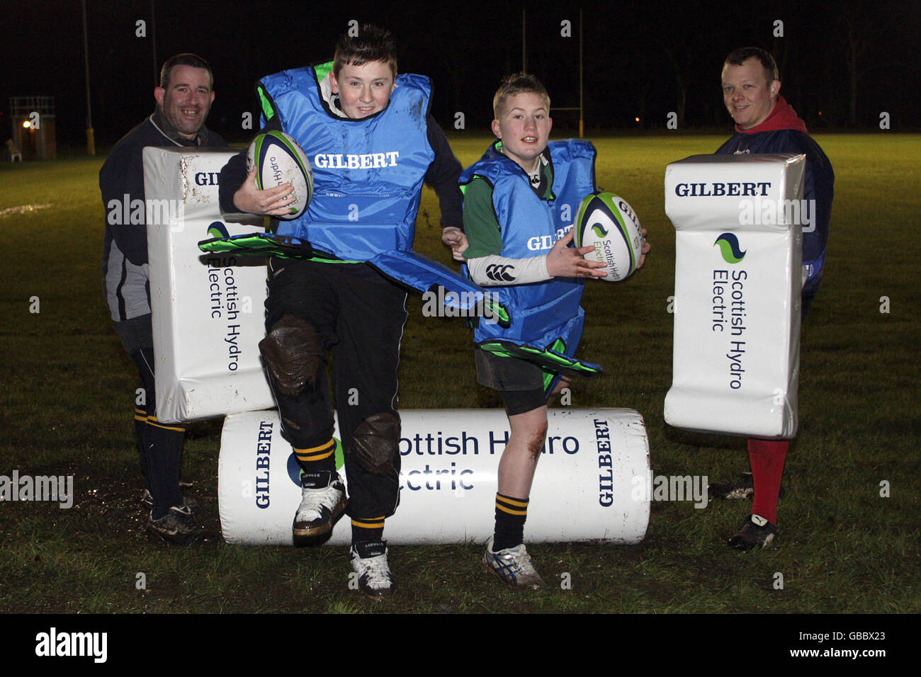 Membri di Annan RFC con consegna del nuovo kit SHE. (L-R) Colin Warrick, Ryan Glass, Matthew Crombie e Paul Carruthers. Foto Stock