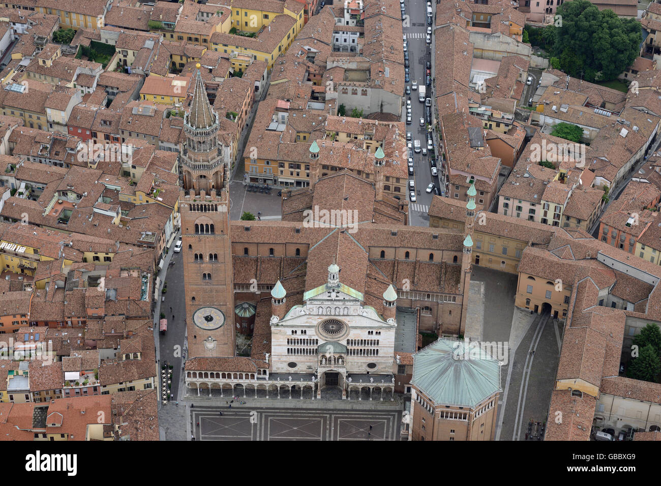 VISTA AEREA. Campanile e Cattedrale di Cremona. Provincia di Cremona, Lombardia, Italia. Foto Stock