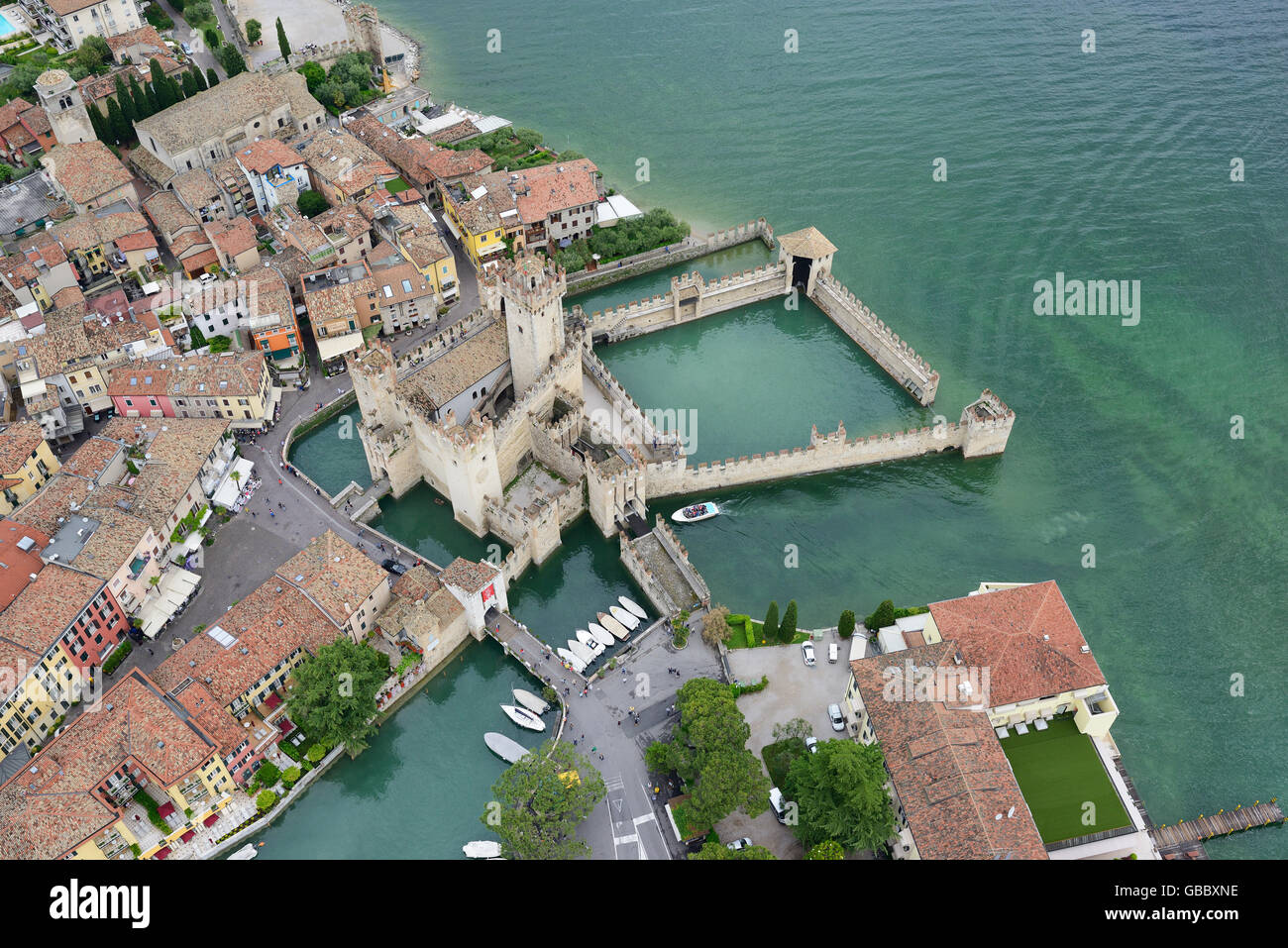 Castello di Sirmione (vista aerea). Penisola di Sirmione sul Lago di Garda, Lombardia, Italia. Foto Stock