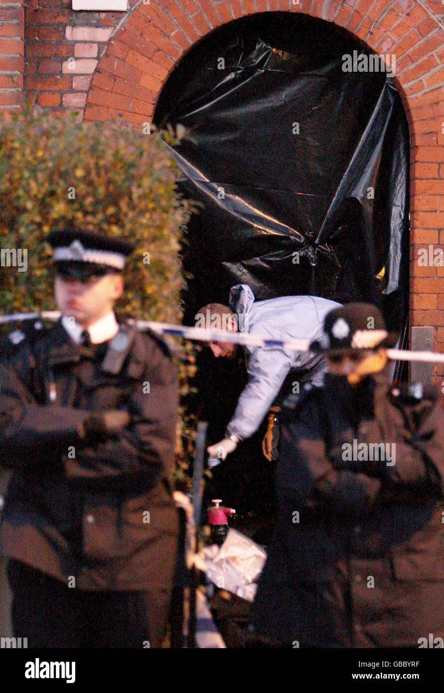 Un ufficiale di polizia forense indaga sulla scena di un omicidio a Kenbury Gardens, Camberwell, a sud di Londra. Foto Stock