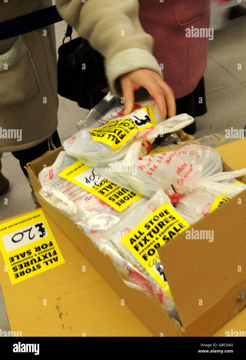 Gli acquirenti effettuano acquisti last minute presso un negozio Woolworths di Harold Hill, Essex, l'ultimo giorno di negoziazione per i negozi rimanenti. Foto Stock