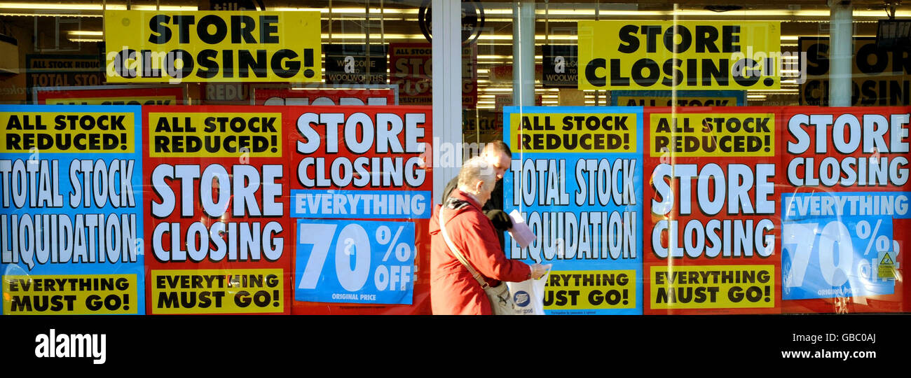 Una visione generale di un negozio Woolworths a Harold Hill, Essex, l'ultimo giorno di negoziazione per i negozi rimanenti. Foto Stock