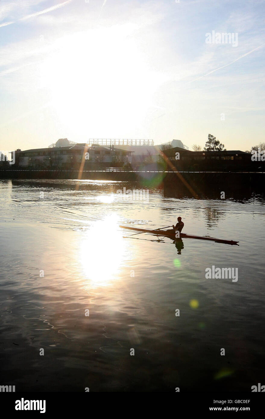 Un vogatore affronta le temperature gelide sul canale delle navi di Manchester, Salford Quays, Manchester. Foto Stock