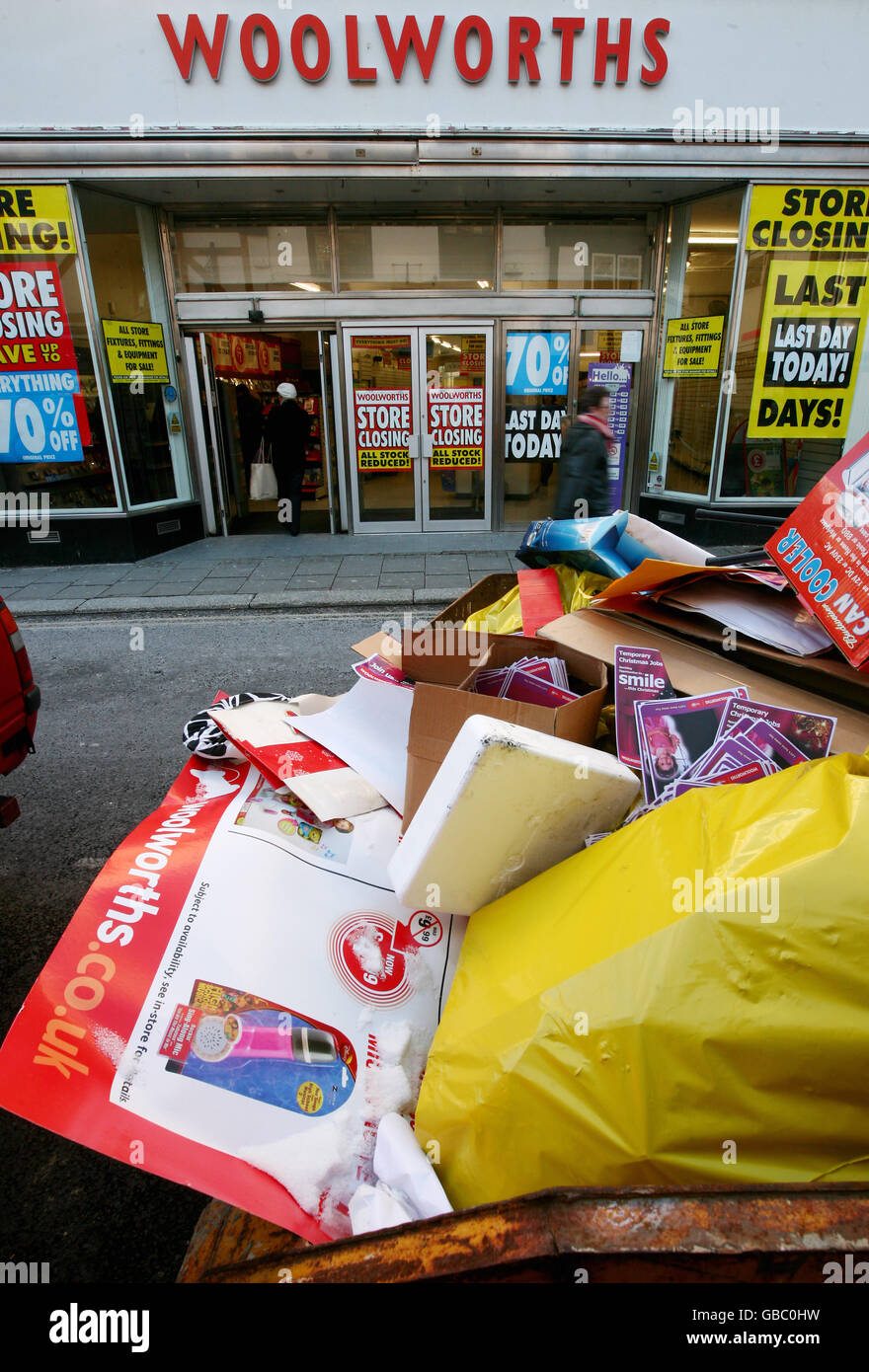 I rifiuti sono lasciati in un salto dopo che un negozio Woolworths a Hythe, Kent, è stato liberato fuori il relativo giorno finale di commercio. Foto Stock