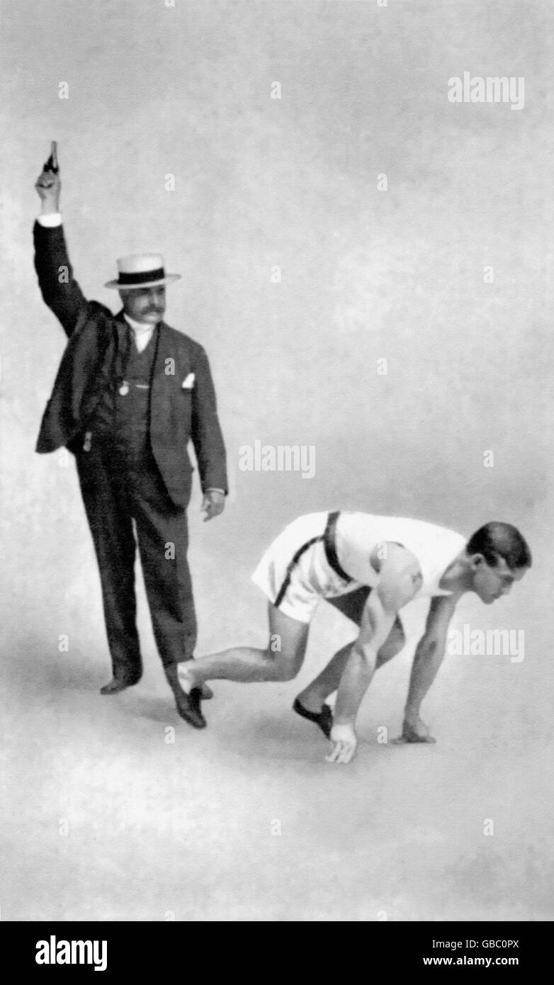 (L-R) Walter H Liginger, presidente del Comitato Olimpico degli Stati Uniti, spara la pistola di partenza per Archie Hahn, 1904 medaglia d'oro olimpica a 60 m, 100 m e 200 m. Foto Stock