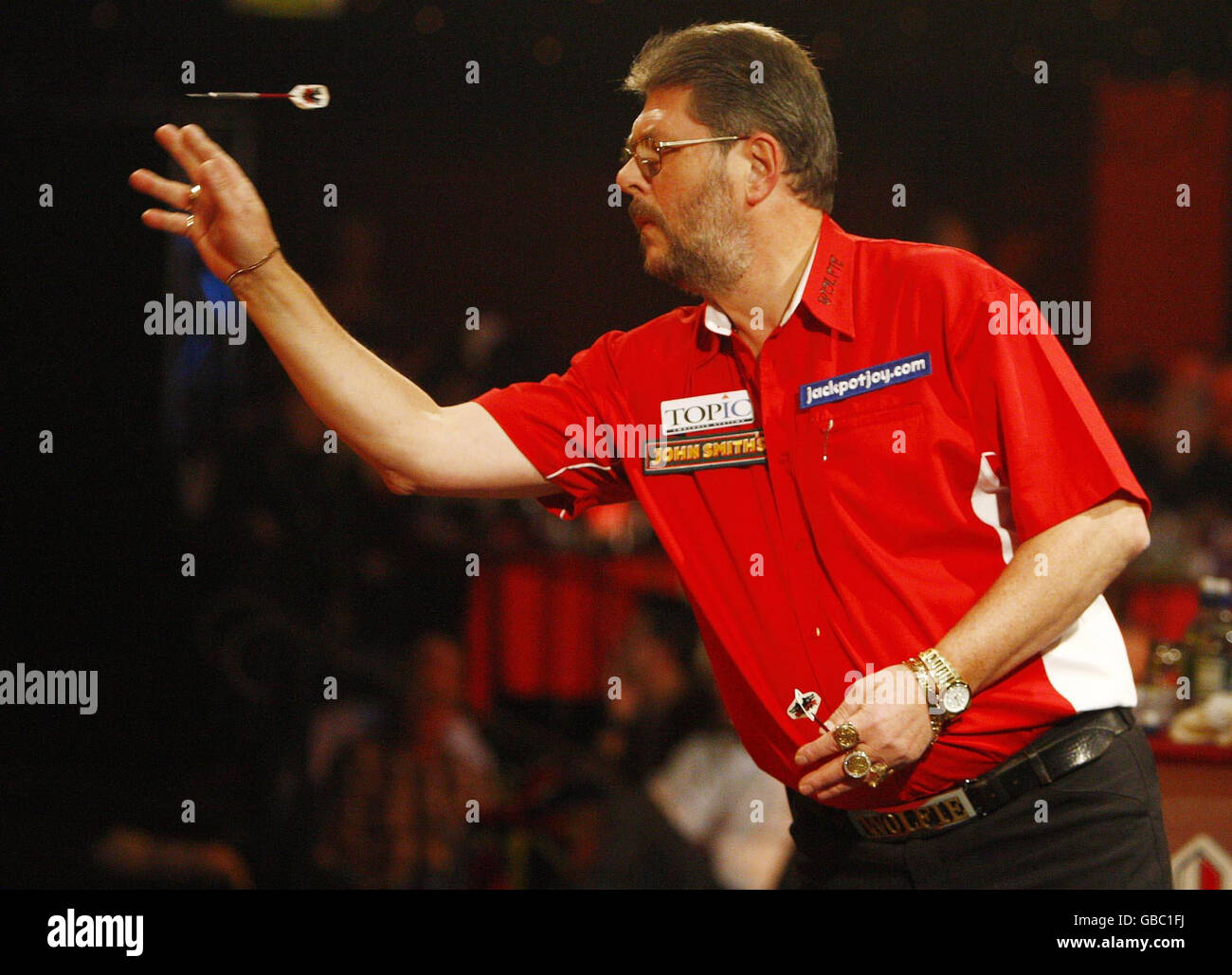 Martin Adams in Inghilterra durante la partita finale del quarto al World Darts Championship a Frimley Green, Surrey. Foto Stock