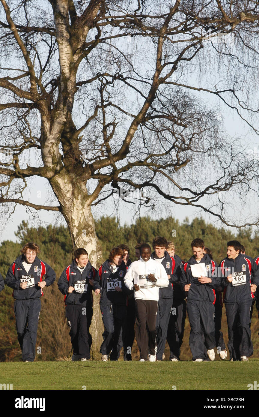 Il campione in difesa Bernard Kipyego e i bambini della Merchiston High School durante il lancio della BUPA Great Edinburgh Run alla Merchiston High School di Edimburgo. Foto Stock