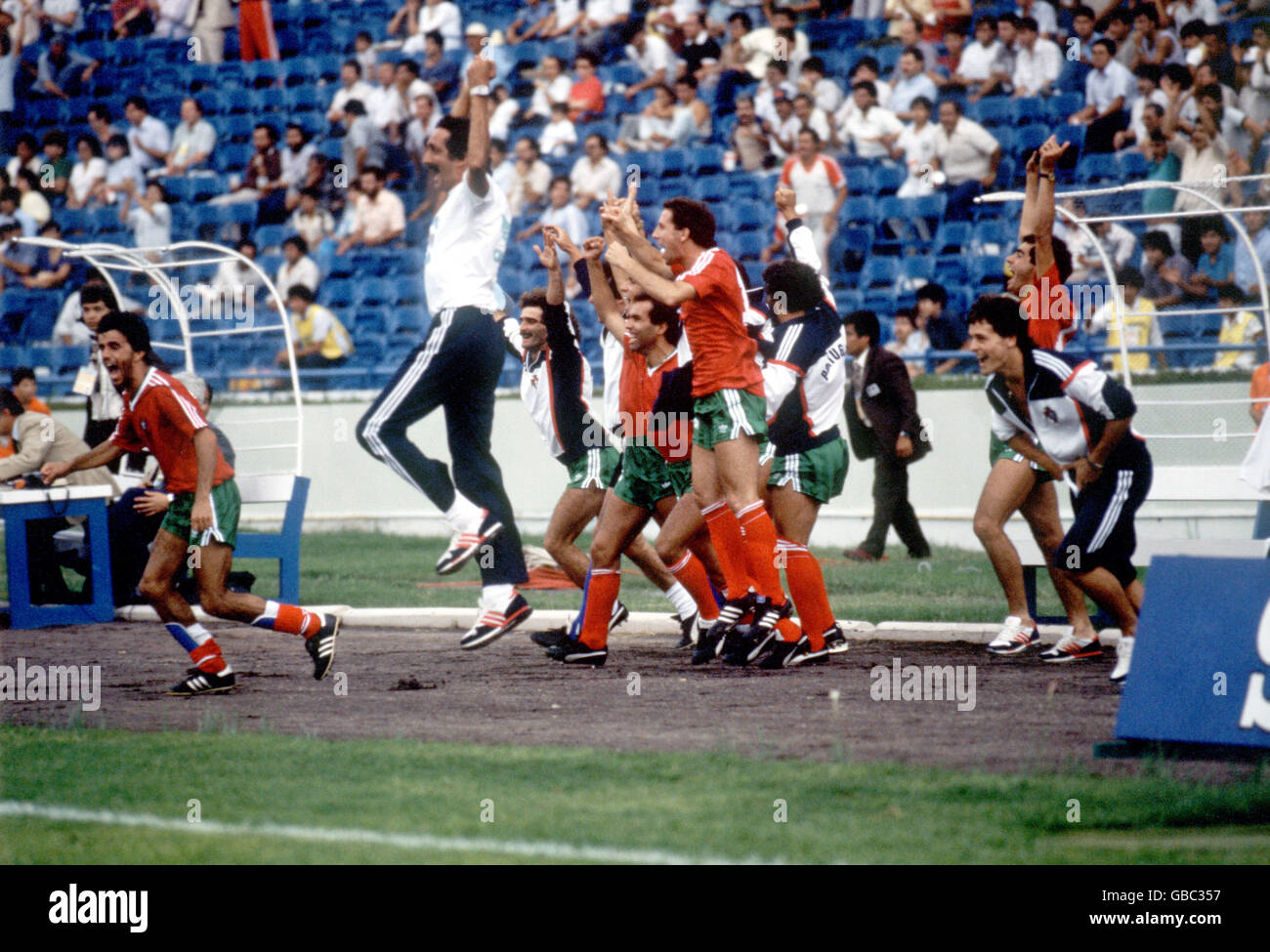 Calcio - Coppa del mondo Messico 86 - Gruppo F - Inghilterra / Portogallo. Giocatori e allenatori portoghesi festeggiano la loro vittoria nel 1-0 Foto Stock