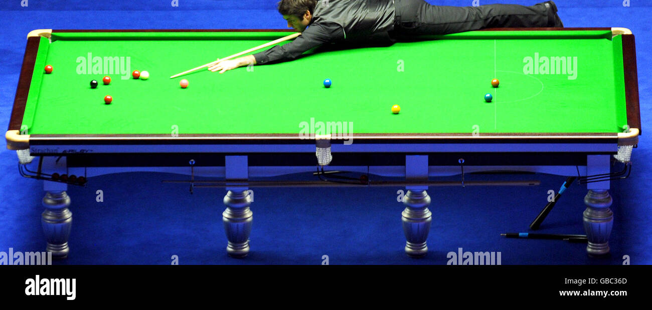 Ronnie o'Sullivan gioca un tiro nella partita di apertura di I 2009 Master contro Stephen Maguire a Wembley Arena Foto Stock