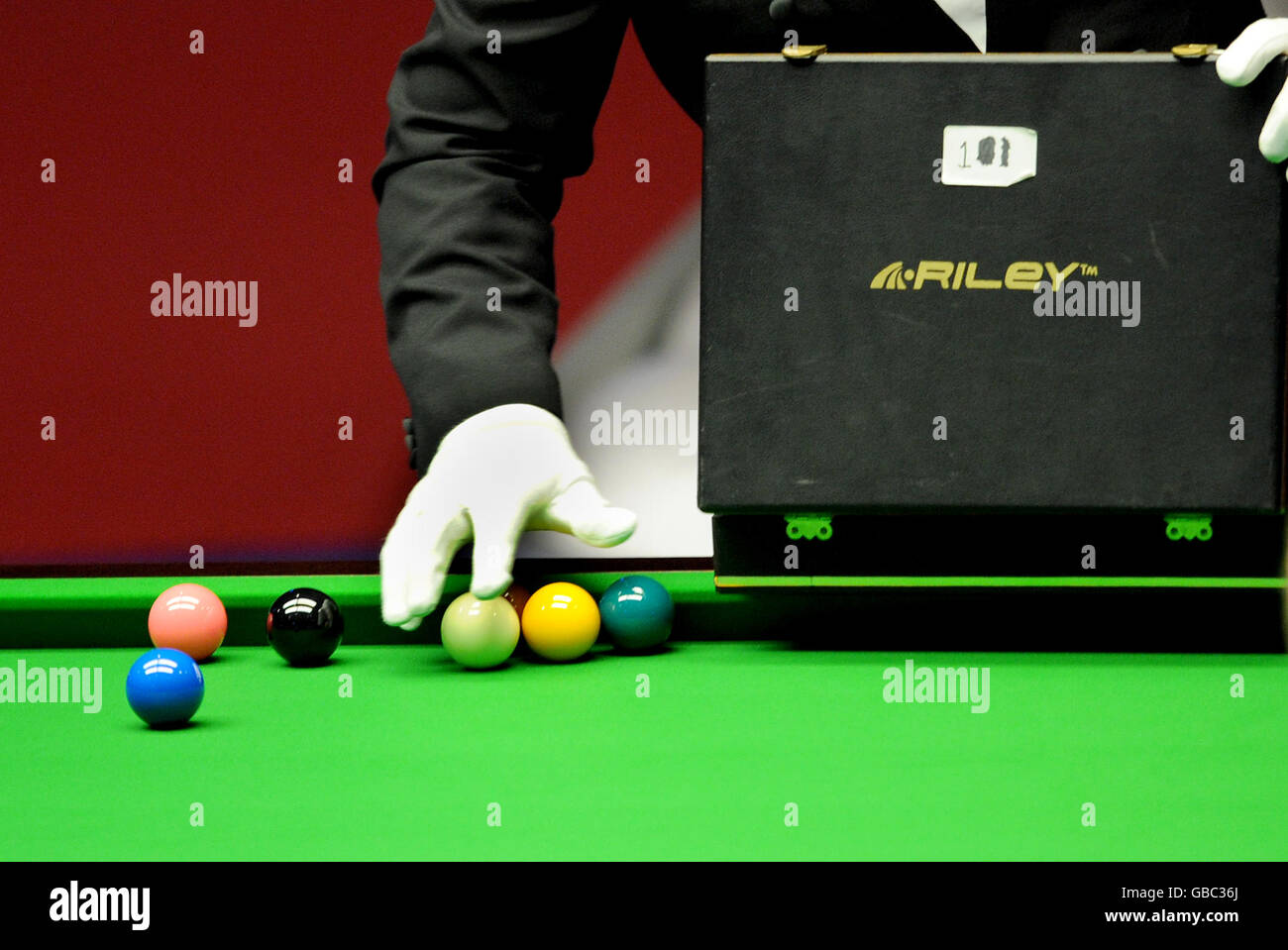 Le palle da snooker vengono posizionate su un tavolo da biliardo durante il Seconda giornata dei 2009 Maestri di assicurazione Saga a Wembley Arena Foto Stock